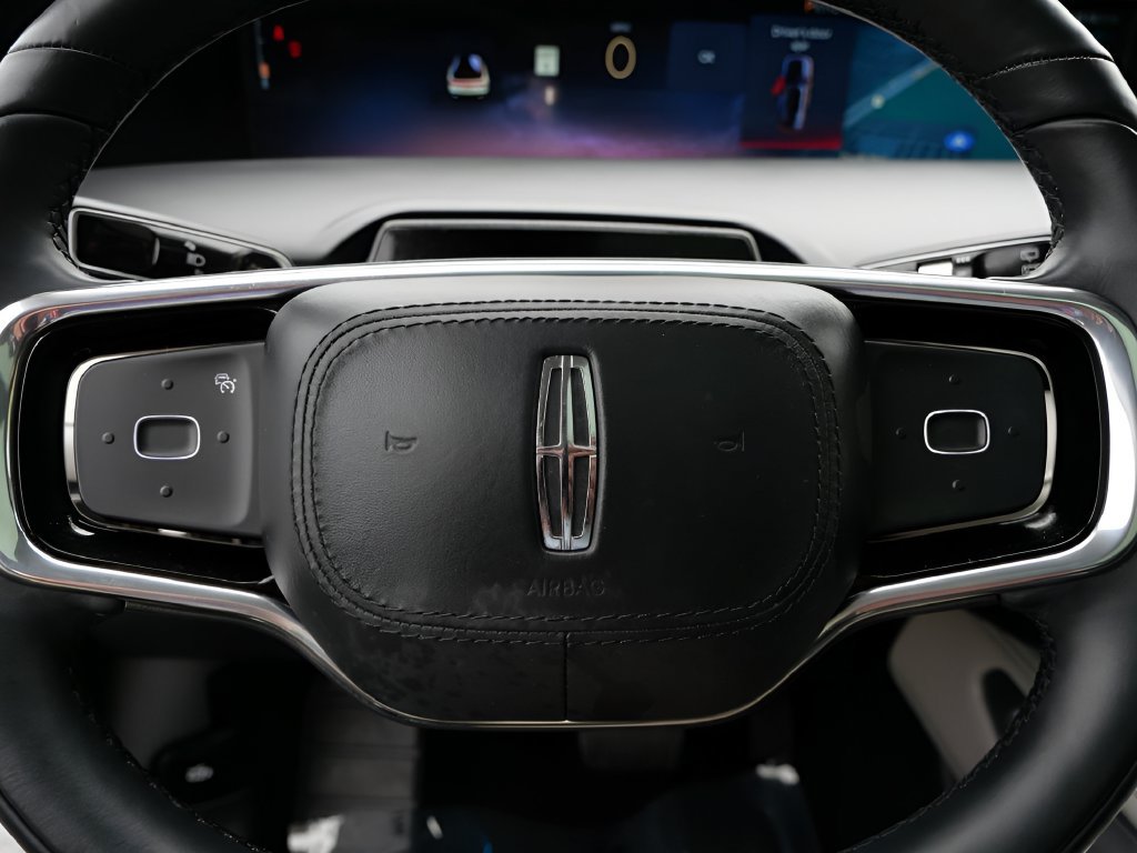 Used 2025 Lincoln Nautilus Reserve AWD/4WD image 19