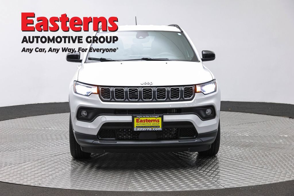 Used 2024 Jeep Compass Latitude AWD/4WD image 2