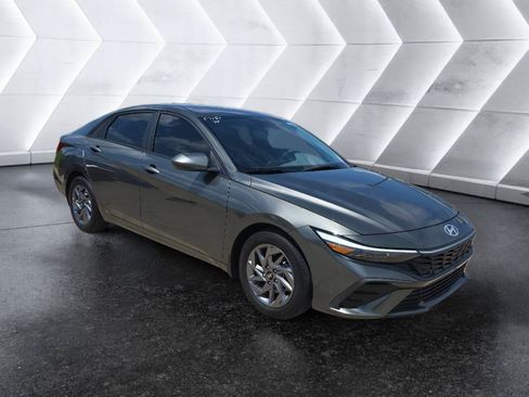 Used 2024 Hyundai Elantra SEL FWD image 3