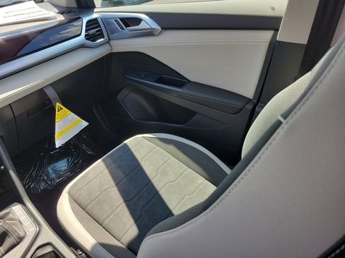 New 2026 Volkswagen Taos SE FWD image 4