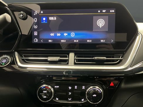 Used 2024 Chevrolet Trax RS w/ Sunroof Package FWD image 13