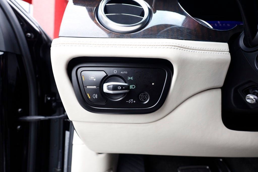 Used 2019 Bentley Bentayga AWD/4WD image 18