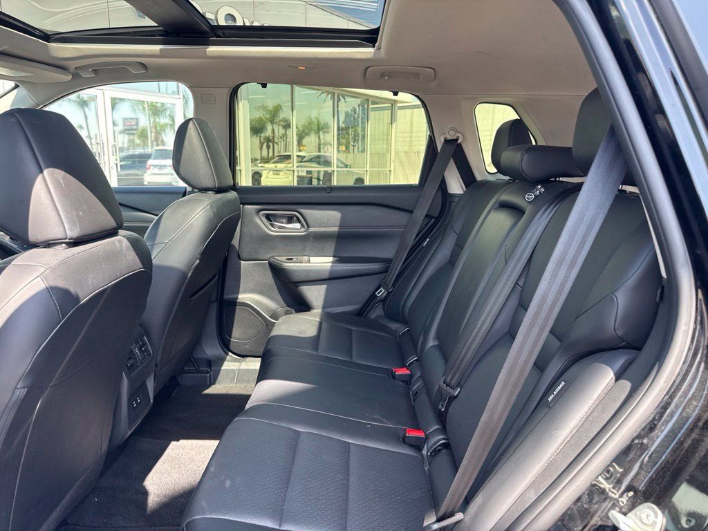 Used 2025 Nissan Rogue SV w/ SV Premium Package FWD image 18