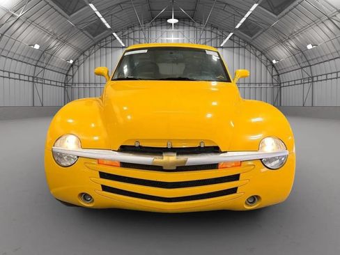 Used 2004 Chevrolet SSR w/ Preferred Equipment Group RWD image 11