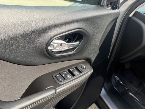 Used 2018 Jeep Cherokee Latitude Plus w/ Cold Weather Group AWD/4WD image 10