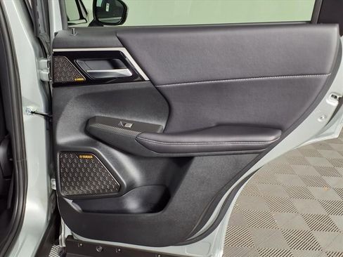 Used 2025 Mitsubishi Outlander SE image 10