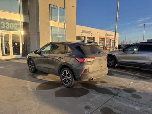 Used 2022 Ford Escape SE w/ SE Sport Appearance Package image 3