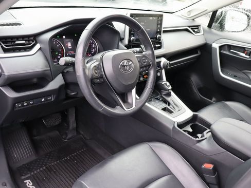 Used 2020 Toyota RAV4 XLE Premium image 4