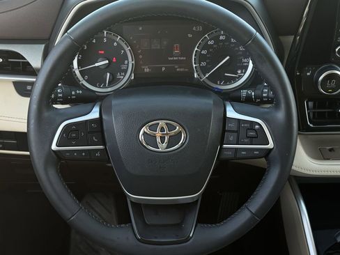 Used 2022 Toyota Highlander XLE FWD image 13