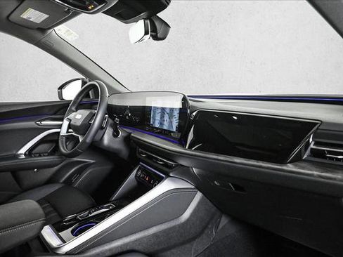 Used 2025 Audi Q5 Premium w/ Convenience Package image 23