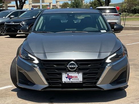 Used 2024 Nissan Altima 2.5 SV FWD image 2