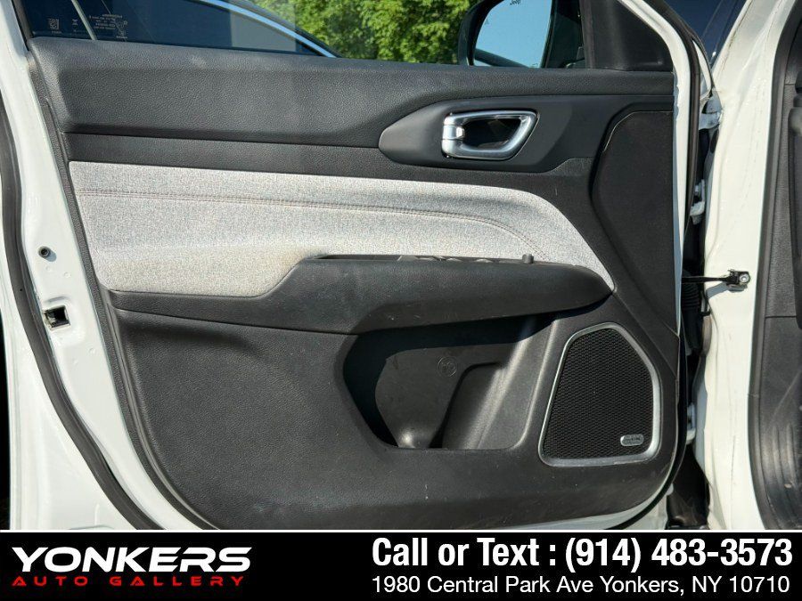 Used 2023 Jeep Compass Latitude w/ Sun and Sound Group AWD/4WD image 12