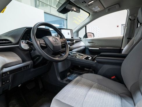 Used 2024 Toyota Sienna LE image 11