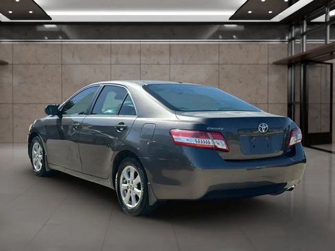 Used 2011 Toyota Camry LE w/ LE Extra-Value Pkg FWD image 2