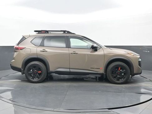 Used 2025 Nissan Rogue SV image 2