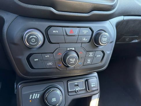 Used 2023 Jeep Renegade Latitude AWD/4WD image 12