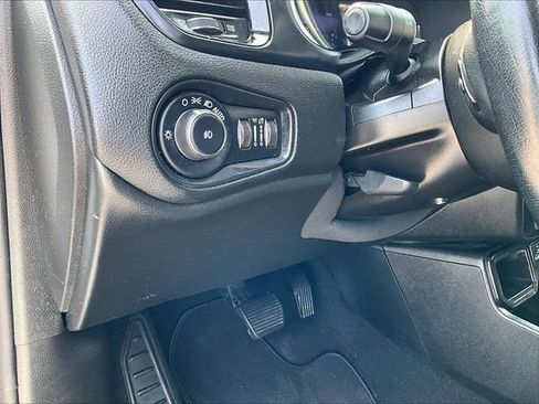 Used 2020 Jeep Renegade Altitude w/ UConnect 8.4 Nav Group FWD image 30
