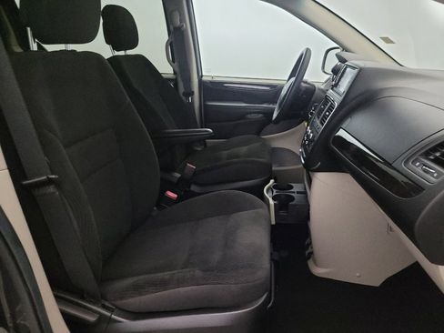 Used 2018 Dodge Grand Caravan SE image 21