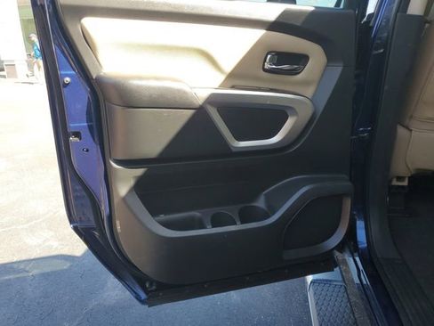 Used 2017 Nissan Titan SV image 11