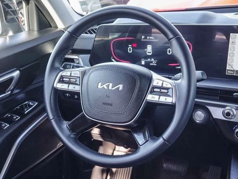 Certified 2025 Kia Telluride LX image 14