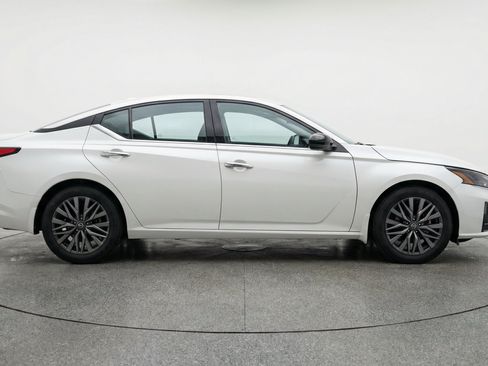 Used 2025 Nissan Altima 2.5 SV FWD image 11