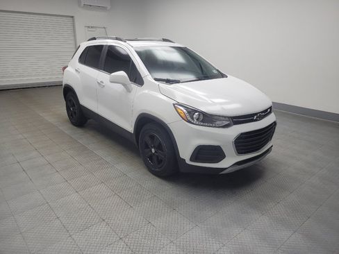 Used 2020 Chevrolet Trax LT w/ Sun & Sound Package FWD image 11