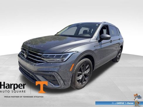 Used 2024 Volkswagen Tiguan SE w/ Panoramic Sunroof Package image 1