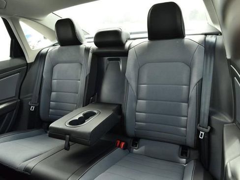 Certified 2025 Volkswagen Jetta SE w/ Sunroof Package FWD image 23