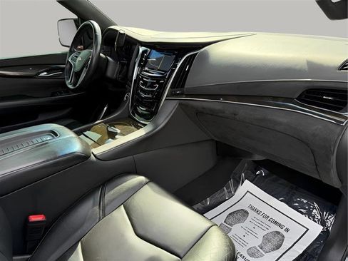 Used 2018 Cadillac Escalade Platinum image 37