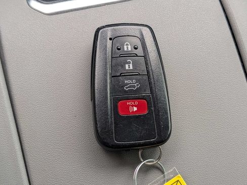 Used 2022 Toyota Highlander XLE FWD image 35