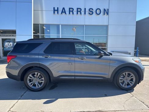 Used 2022 Ford Explorer XLT w/ Equipment Group 202A image 4