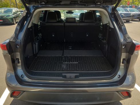 Used 2023 Toyota Highlander XLE AWD/4WD image 30
