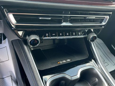 Used 2025 Chevrolet Traverse RS image 15