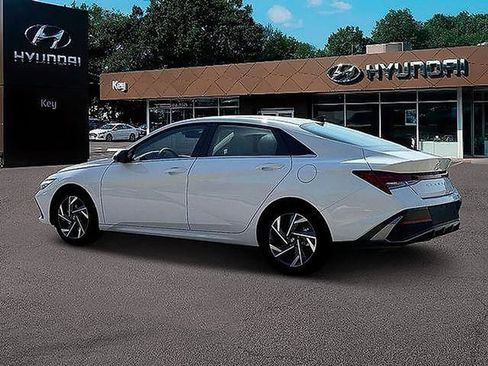 Used 2025 Hyundai Elantra Limited FWD image 8