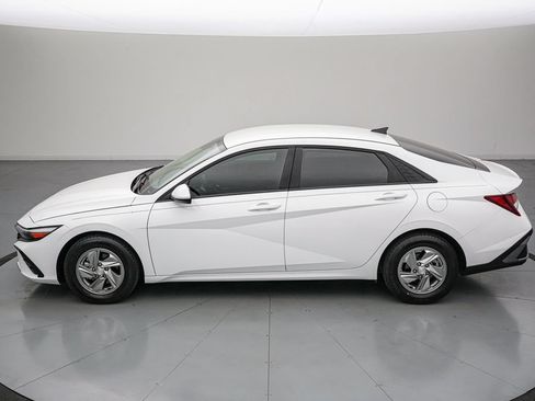 Used 2025 Hyundai Elantra SE FWD image 6