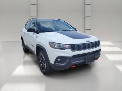 Used 2025 Jeep Compass Trailhawk AWD/4WD image 3