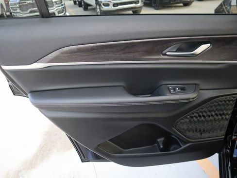 New 2025 Jeep Grand Cherokee L Limited w/ Black Appearance Package AWD/4WD image 19