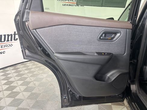 Used 2021 Nissan Rogue S image 19