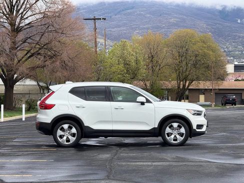 Used 2019 Volvo XC40 T5 Momentum image 4