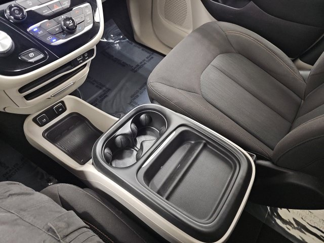 Used 2020 Chrysler Pacifica Touring w/ Cold Weather Group FWD image 22