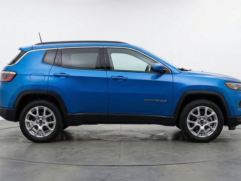 Used 2025 Jeep Compass Limited image 11