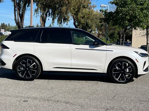 New 2026 Lincoln Nautilus Reserve image 4