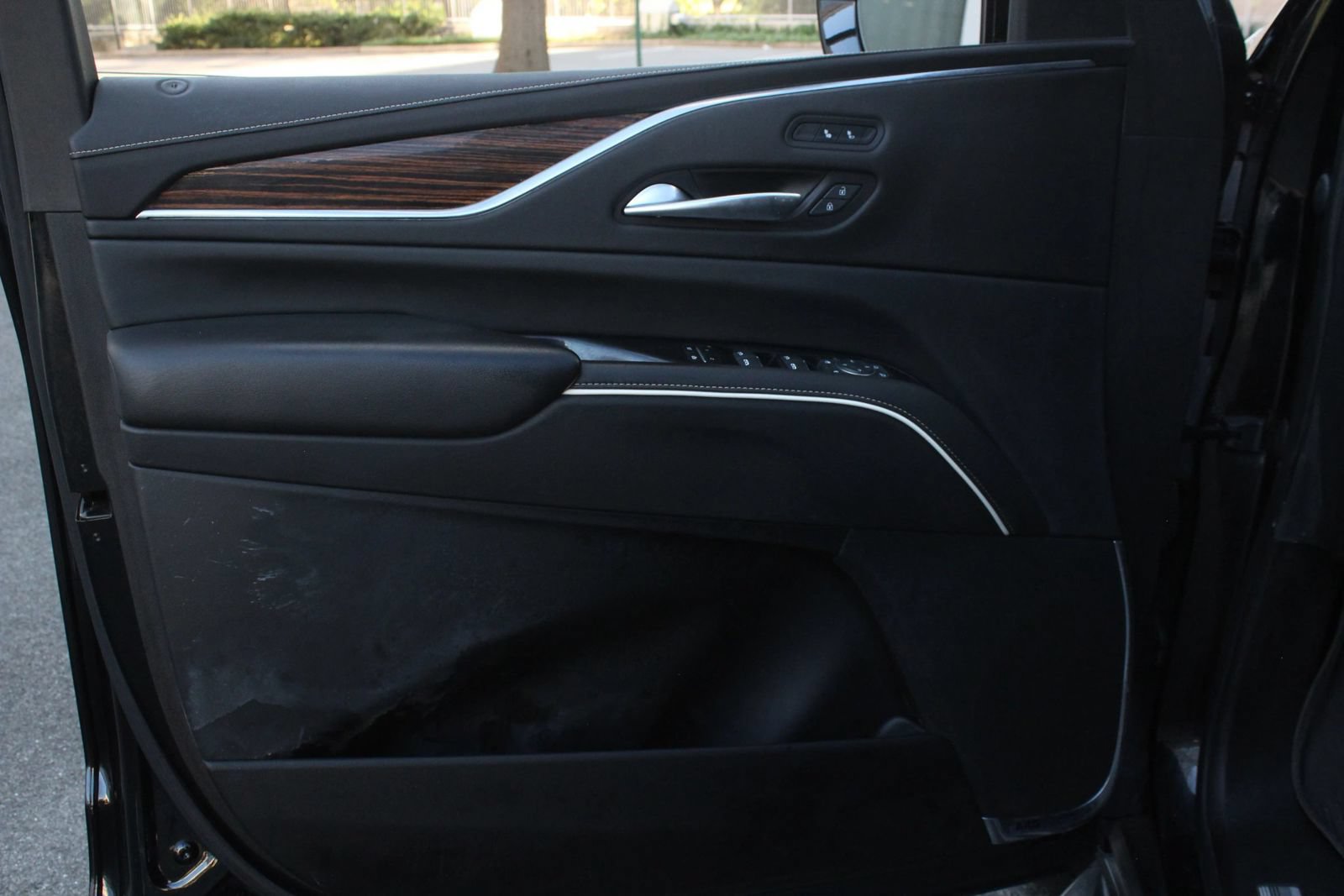 Used 2021 Cadillac Escalade Luxury AWD/4WD image 15