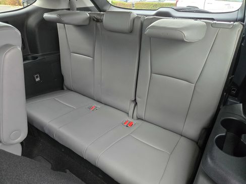 Used 2023 Toyota Highlander XLE AWD/4WD image 12
