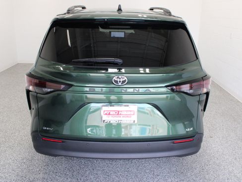 Used 2026 Toyota Sienna XLE FWD image 8