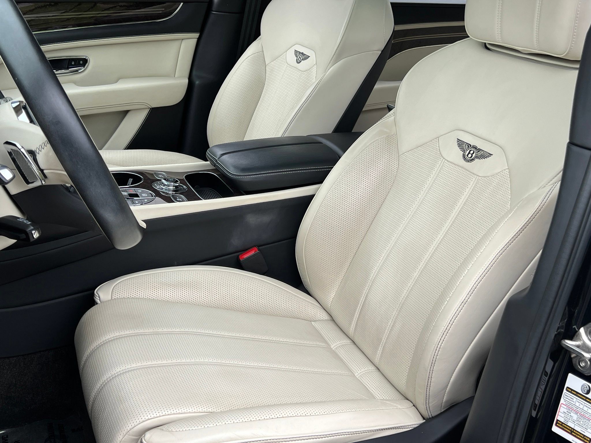 Used 2023 Bentley Bentayga Extended Wheelbase AWD/4WD image 15