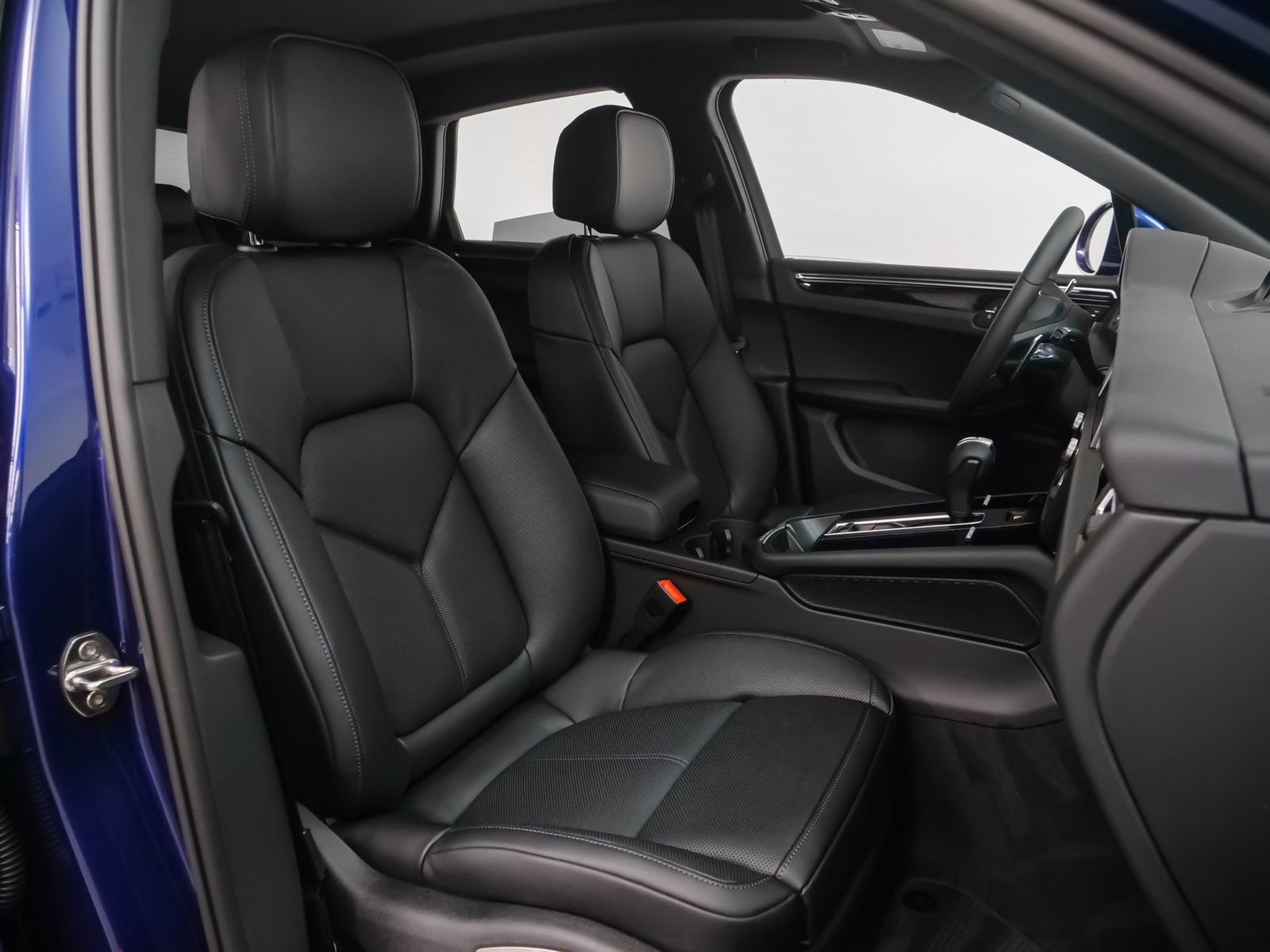Certified 2025 Porsche Macan AWD/4WD image 22