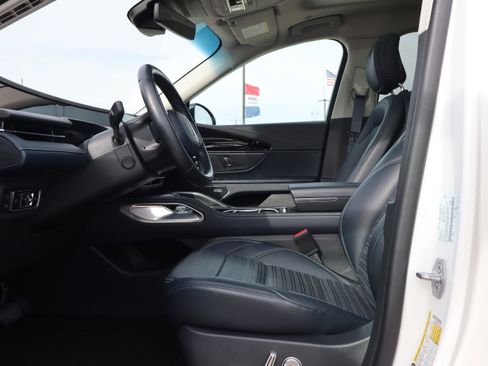 Used 2024 Lincoln Nautilus Reserve w/ Equipment Group 202A image 9