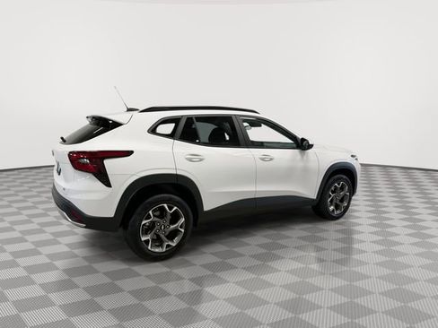 Certified 2025 Chevrolet Trax LT w/ LT Convenience Package FWD image 11