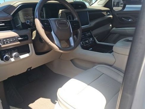 Used 2021 GMC Yukon Denali w/ Denali Premium Package AWD/4WD image 3
